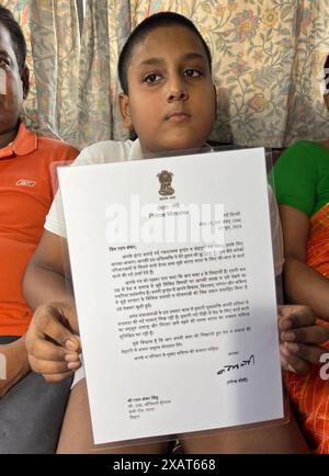 Patna, India. 8 giugno 2024. PATNA, INDIA - 8 GIUGNO: Lo studente Ratan Shankar mostra una lettera del primo ministro Narendra modi dopo avergli dato un dipinto in una funzione l'8 giugno 2024 a Patna, India. (Foto di Santosh Kumar/Hindustan Times/Sipa USA ) credito: SIPA USA/Alamy Live News Foto Stock