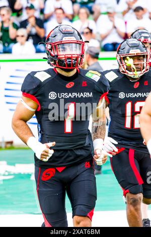 Erima GFL / German Football League, partita: Schwaebisch Hall Unicorns - Saarland Hurricanes nell'Optima Sportpark di Schwaebisch Hall Germania il 08. Giugno. 2024, Einlauf Saarland Hurricanes - # 1 Yildirim Firat . Foto Stock