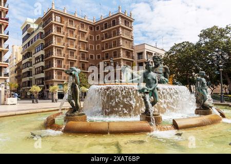 VALENCIA, SPAGNA - 2 maggio 2024: Plaza de la Virgen, Fontana del Turia. Nettuno seduto sopra le vergini che rappresentano, allegoricamente, i canali alimentati da Foto Stock