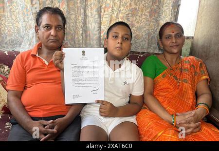 Patna, India. 8 giugno 2024. PATNA, INDIA - 8 GIUGNO: Lo studente Ratan Shankar mostra una lettera del primo ministro Narendra modi dopo avergli dato un dipinto in una funzione l'8 giugno 2024 a Patna, India. (Foto di Santosh Kumar/Hindustan Times/Sipa USA ) credito: SIPA USA/Alamy Live News Foto Stock