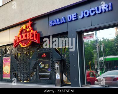 Bucarest, Romania - 23 maggio 2024: Esterno della sala giochi elettronici Maxbet Foto Stock
