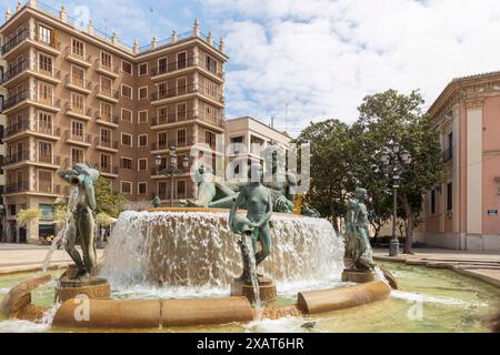 VALENCIA, SPAGNA - 2 maggio 2024: Plaza de la Virgen, Fontana del Turia. Nettuno seduto sopra le vergini che rappresentano, allegoricamente, i canali alimentati da Foto Stock