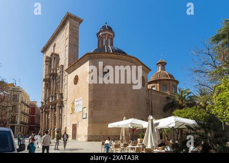 VALENCIA, SPAGNA - 2 maggio 2024: Architettura del centro città: Plaza de la Reina (Piazza della Regina) nella città vecchia. Campanile Micalet e ingresso al Cat Foto Stock