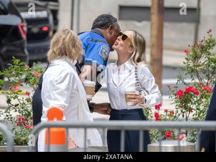 Valerie Biden Owens, sorella del presidente degli Stati Uniti Joe Biden; guarda come Melissa Cohen Biden, moglie dell'imputato Hunter Biden, bacia un agente di polizia non identificato mentre tornano da una pausa pranzo al J. Caleb Boggs Federal Building di Wilmington, Delaware durante il quarto giorno del processo a Hunter Bidens per aver presumibilmente posseduto illegalmente una pistola e mentito sul suo uso di droga quando ha acquistato l'arma nel 2018, giovedì 6 giugno 2024. Credito: Ron Sachs/CNP per NY Post (RESTRIZIONE: NIENTE Daily mail. NESSUN giornale di New York o New Jersey o giornali entro un raggio di 75 miglia da New Yor Foto Stock