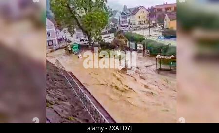 Akute Lebensgefahr durch heftige Sturzflut in der Steiermark in Österreich: über 100 Liter Regen binnen kurzer Zeit sorgt im Ort Deutschfeistritz für eine reißende Sturzflut - Autos werden zwischen zwei Häusern aufgespült - Menschen retten sich auf Dramatische Szenen am Samstagabend in der Steiermark in Österreich: Heftige Regenfälle haben am Samstagabend in Österreich zu schweren Überschwemmungen geführt. Besonders betroffen ist der Ort Deutschfeistritz in der Steiermark. über 100 litri pro Quadratmetro peccato in der Region in kurzer Zeit gefallen, heißt es. Den Ort Deutschfeistritz haben die R. Foto Stock