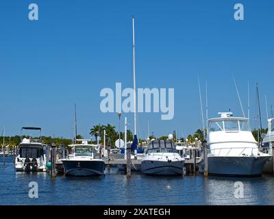 Miami, Florida, Stati Uniti - 13 aprile 2024: Yacht e barche ormeggiati nel porticciolo di Matheson Hammock. Solo per uso editoriale. Foto Stock