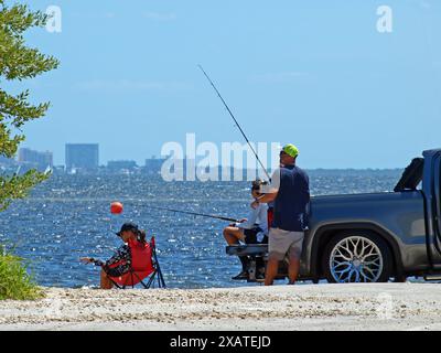 Miami, Florida, Stati Uniti - 13 aprile 2024: Pesca in famiglia nel Matheson Hammock Park con edifici Miami all'orizzonte. Solo per uso editoriale. Foto Stock