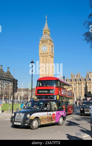 Taxi nero e autobus rosso a due piani con Elizabeth Tower, meglio conosciuta come Big Ben, vicino alle Houses of Parliament, City of Westminster, nel centro di Londra, Regno Unito Foto Stock