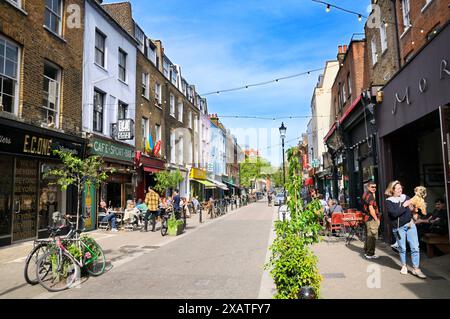 Gente che gode del sole al mercato di Exmouth, Clerkenwell, una strada affascinante con negozi indipendenti, bar e ristoranti London Borough of Islington Regno Unito Foto Stock