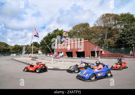 Adulti e bambini si divertono a correre in go-kart di Formula K singolo e doppio a Leisureranch, Lodmoor Country Park, Weymouth Dorset, Inghilterra, Regno Unito, go-kart Foto Stock