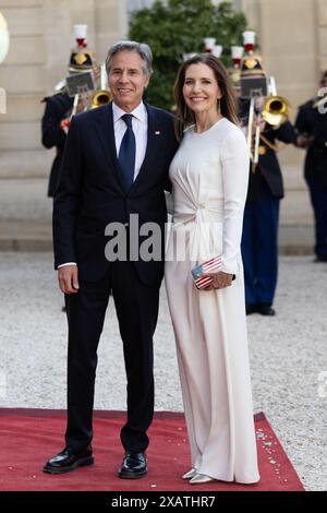 Antony Blinken, Segretario di Stato degli Stati Uniti, e sua moglie Evan Ryan sono arrivati per partecipare ad una cena ufficiale di stato come parte della visita di stato del Presidente degli Stati Uniti in Francia, al Palazzo Presidenziale Elysee a Parigi, in Francia, l'8 giugno 2024. Foto di Raphael Lafargue/ABACAPRESS. COM Foto Stock