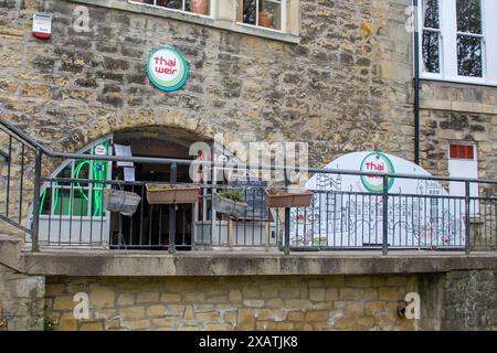 24 aprile il piccolo negozio Thai Weir si trova nelle mura del Pulteney Bridge sul fiume Avon nella splendida città di Bath, Somersel, Inghilterra Foto Stock