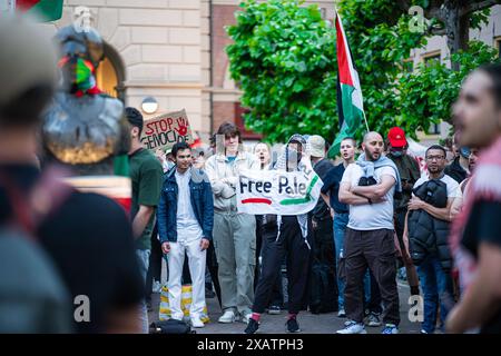 Groninga, Paesi Bassi - 14 maggio 2024: Protester Chants slogans through Megaphone alla dimostrazione pro-Palestina presso l'Università di Groningen Foto Stock