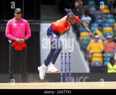 Bridgetown, Barbados. 8 giugno 2024. ICC T20 World Cup 2024 - Australia contro Inghilterra Jofra Archer Bowls, Australia contro Inghilterra, mentre l'Australia affronta l'Inghilterra nella Coppa del mondo ICC T20 a Kensington Oval, Bridgetown, Barbados. Crediti: Ian Jacobs/Alamy Live News Foto Stock