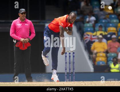 Bridgetown, Barbados. 8 giugno 2024. ICC T20 World Cup 2024 - Australia contro Inghilterra Jofra Archer Bowls, Australia contro Inghilterra, mentre l'Australia affronta l'Inghilterra nella Coppa del mondo ICC T20 a Kensington Oval, Bridgetown, Barbados. Crediti: Ian Jacobs/Alamy Live News Foto Stock