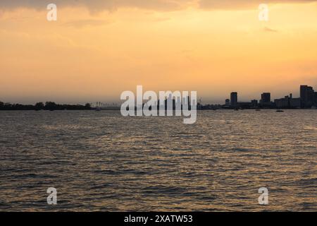 Toronto, ON, Canada - 4 giugno 2024: Vista dello skyline di Etobicoke al tramonto, visto dalle Toronto Islands in serata Foto Stock