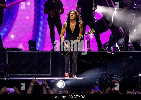 Milano, Italia. 8 giugno 2024. Stef Burns si esibisce dal vivo allo Stadio San Siro di Milano, l'8 giugno 2024 (foto di Mairo Cinquetti/NurPhoto). Crediti: NurPhoto SRL/Alamy Live News Foto Stock