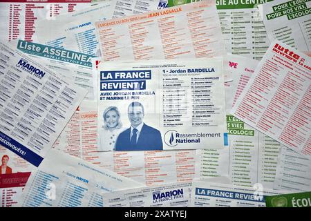 Marsiglia, Francia. 8 giugno 2024. In questa illustrazione fotografica sono esposti i documenti elettorali per le elezioni europee in Francia e al centro quello del partito di estrema destra del Rally Nazionale (RN) di Marine le Pen con Jordan Bardella a capo della lista. Le elezioni europee si svolgeranno in Francia il 9 giugno 2024. Credito: SOPA Images Limited/Alamy Live News Foto Stock