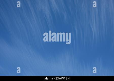 Le morbide linee di nebbia cirrus formano splendidi motivi striati in un cielo invernale azzurro e croccante sopra Sydney, Australia Foto Stock