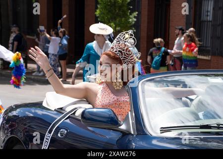 Boston, Massachusetts, USA 8 giugno 2024. La drag queen nella parata del Boston Gay Pride per le strade di Boston è durata 2 ore. La parata aveva centinaia di manifestanti e migliaia di spettatori. (Rick Friedman ) Foto Stock