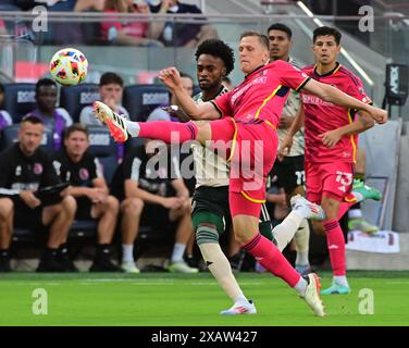 St. Louis, Stati Uniti. 8 giugno 2024. Il difensore del St. Louis City Joakim Nilsson (4 a destra) ottiene un piede sul pallone sotto pressione dal centrocampista dei Portland Timbers Santiago Moreno (30). STL City ha ospitato i Portland Timbers in una partita della Major League Soccer allo STL CITYPARK Stadium di St. Louis, Missouri, sabato 8 giugno 2024. Foto di Tim Vizer/Sipa USA credito: SIPA USA/Alamy Live News Foto Stock