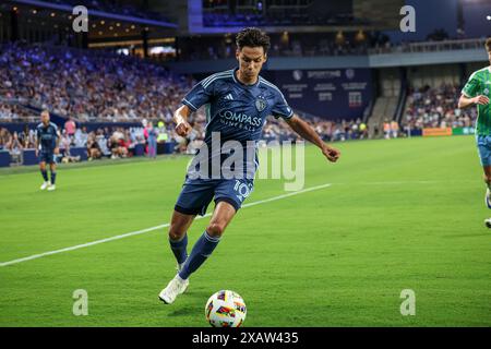 Kansas City, Kansas, Stati Uniti. 8 giugno 2024. L'attaccante sportivo di Kansas City Daniel Salloi (10) lancia la palla contro i Seattle Sounders FC al Children's Mercy Park di Kansas City, Kansas. David Smith/CSM/Alamy Live News Foto Stock