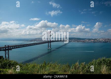 Vista del Ponte 25 de Abril sul fiume Tago (Rio Tejo) dal punto panoramico di Cristo Rei - Lisbona, Portogallo Foto Stock