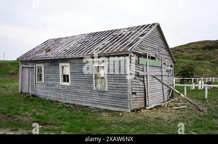 Fienile di legno in discesa vicino a un cimitero sulla penisola settentrionale di Terranova Foto Stock