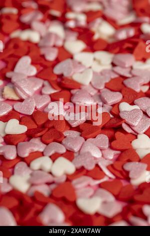 cuori di zucchero bianco rosso e rosa, deliziose caramelle a forma di cuore per decorare dolci e torte Foto Stock