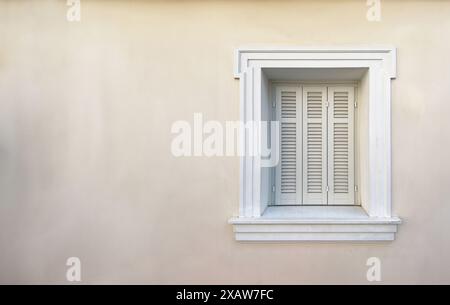 Serramento in legno su sfondo parete vuoto. Tende bianche chiuse in vecchio stile con telaio e soglia. Copia spazio Foto Stock