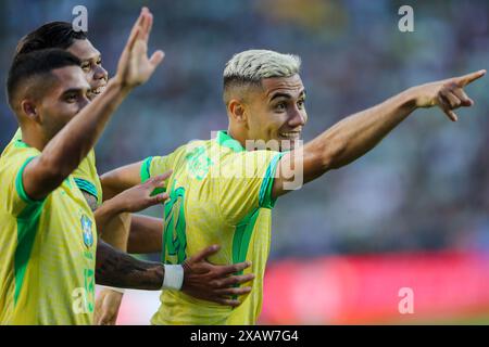 College Station, Texas, Stati Uniti. 8 giugno 2024. Il brasiliano ANDREAS PEREIRA (19) e i compagni di squadra YAN COUTO (13) e FRANCISCO BARBOSA (21) celebrano il primo gol di Pereira durante la partita amichevole di calcio del Mex Tour 2024 tra Messico e Brasile al Kyle Field di College Station sabato. (Immagine di credito: © Brian McLean/ZUMA Press Wire) SOLO PER USO EDITORIALE! Non per USO commerciale! Foto Stock