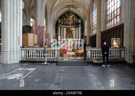 Congregazione presso la Cattedrale di nostra Signora ad Anversa Foto Stock