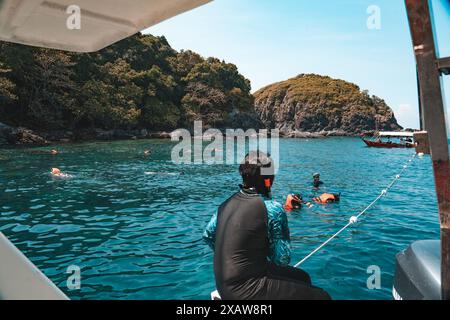 Perhentian, Kelatan, Malesia - 9 maggio 2024: Snorkeling nella baia di Turle Shark Point e Nemo Point nelle isole Perhentian, Malesia Foto Stock