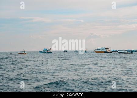 Perhentian, Kelatan, Malesia - 9 maggio 2024 : pescherecci sul Mar Cinese meridionale delle Isole Perhentiane, Malesia Foto Stock