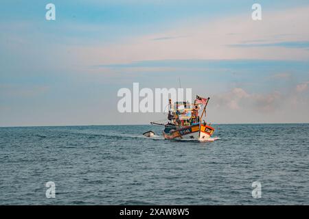 Perhentian, Kelatan, Malesia - 9 maggio 2024 : pescherecci sul Mar Cinese meridionale delle Isole Perhentiane, Malesia Foto Stock