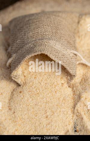 briciole di pane essiccate per la cottura, briciole di pane fresco friabile da pane bianco disidratato Foto Stock