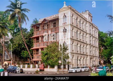 Uno splendido edificio residenziale di epoca coloniale in Henry Road / angolo Ramchandani Marg, Apollo Bunder, Colaba, Mumbai, Maharashtra, India Foto Stock