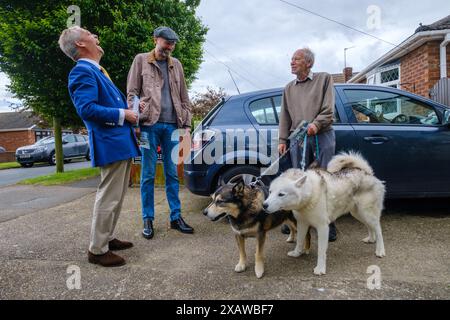 Nigel Farage Election , Clacton on Sea, UK, 8 giugno 2024, leader del Partito riformato Nigel Farage canvassing a Jaywick, di Clacton-on-Sea, Essex Today. Foto Stock