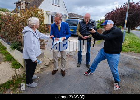 Nigel Farage Election , Clacton on Sea, UK, 8 giugno 2024, leader del Partito riformato Nigel Farage canvassing a Jaywick, di Clacton-on-Sea, Essex Today. Foto Stock