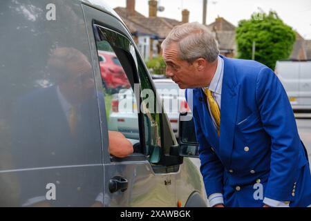 Nigel Farage Election , Clacton on Sea, UK, 8 giugno 2024, leader del Partito riformato Nigel Farage canvassing a Jaywick, di Clacton-on-Sea, Essex Today. Foto Stock
