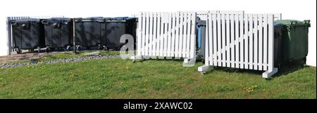 I contenitori per la spazzatura nel parco sono bloccati da una recinzione di legno bianca. Isolato su bianco Foto Stock