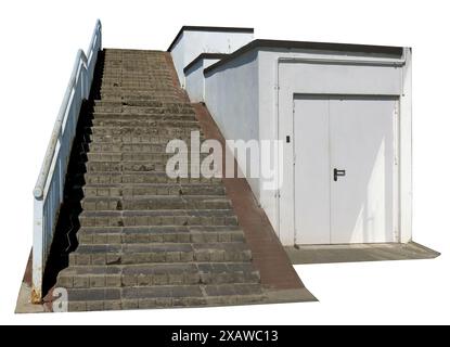 Scala con ringhiere in ferro vicino a un fienile bianco in pietra. Isolato su bianco Foto Stock