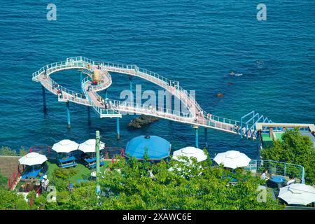 Donghae, Corea del Sud - 18 maggio 2024: Veduta aerea dell'Osservatorio Dojebigol Haerang che si estende sul Mare Orientale, con i visitatori che si godono l'uniqu Foto Stock