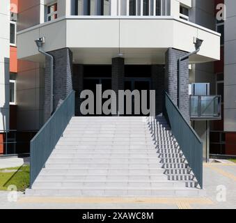 Grande scalinata e ascensore per disabili in un edificio di uffici Foto Stock