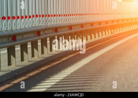 Barriere di sicurezza sull'autostrada. Barriera di sicurezza in acciaio anodizzato. Miglioramento della sicurezza stradale Foto Stock