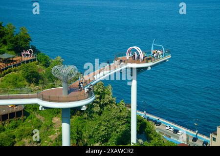 Donghae, Corea del Sud - 18 maggio 2024: Uno sguardo più da vicino all'Osservatorio Dojebigol Haerang, che mostra il passaggio sopraelevato che si estende sul Mare Orientale. Foto Stock