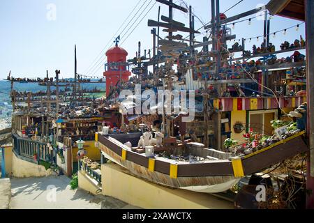 Donghae City, Corea del Sud - 18 maggio 2024: Installazioni artistiche uniche ed eclettiche costeggiano i sentieri di Nongoldam Street, con varie sculture e. Foto Stock