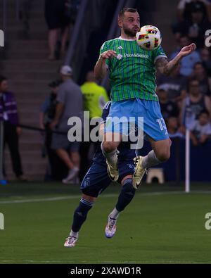 Kansas City, Kansas, Stati Uniti. 8 giugno 2024. L'attaccante dei Seattle Sounders JORDAN MORRIS n. 13 (davanti) palla la palla durante la seconda metà della partita al Children's Mercy Park di Kansas City, Kansas, l'8 giugno 2024. (Credit Image: © Serena S.Y. Hsu/ZUMA Press Wire) SOLO PER USO EDITORIALE! Non per USO commerciale! Foto Stock