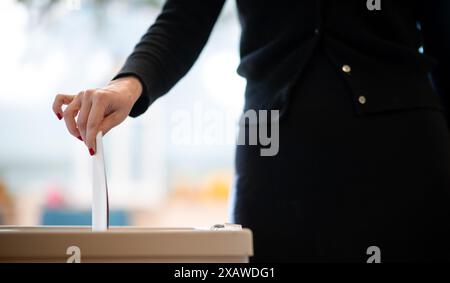 Duisburg, Germania. 9 giugno 2024. Il candidato principale del Partito Verde, Terry Reintke, getta il suo voto in un seggio elettorale a Duisburg. Le elezioni al Parlamento europeo iniziano il 6 giugno. La votazione in Germania si svolge il 9 giugno. Crediti: Fabian Strauch/dpa/Alamy Live News Foto Stock