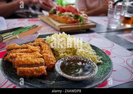 Cibo delizioso con carne, verdure e salsa sul tavolo Foto Stock
